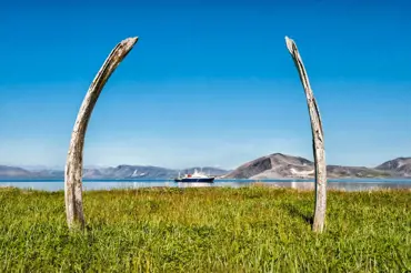 Záhadná velrybí alej: S ruským Stonehenge z obřích kostí si vědci neví rady