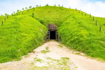 V Japonsku vědci našli záhadné hrobky ve tvaru klíčových dírek. Vláda k nim zakázala přístup