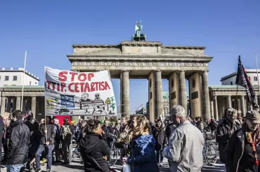 Největší protest v Německu od války? Češi o něm téměř nevědí