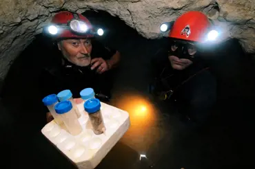 Video: Vědci objevili pekelnou jeskyni. Je v ní toxické jezero s neznámými tvory