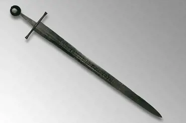 Vědci našli středověký meč a snaží se rozluštit záhadnou zlatou šifru na čepeli. Možná jde o úplný blábol