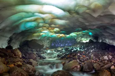 Video: Vědci objevili na Kamčatce zázrak: Barevná magická ledová jeskyně se zjevuje a zase mizí