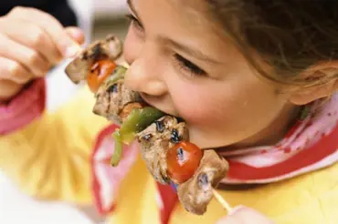Správný jídelníček ovlivní to, jak se dětem daří ve škole. Co je pro ně dobré?