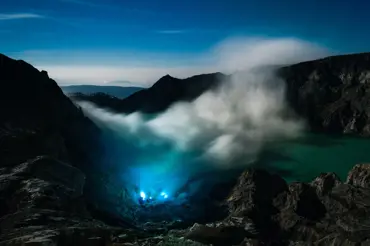 Video: Sopka na Jávě chrlí nádhernou modrou lávu. Je však smrtící pro nejubožejší a jejich děti