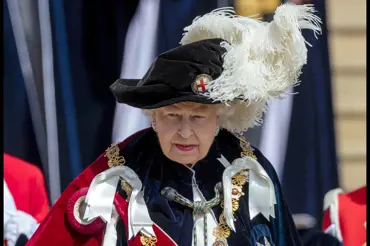 Jak se chovat u britské královny: Otočit zády se už smí, obejmout kolem ramen ne