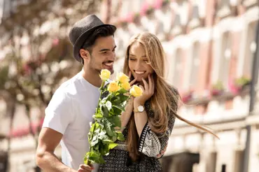 Ovládněte řeč květin! Co ve skutečnosti od muže značí žluté růže, bílé tulipány nebo růžové karafiáty?
