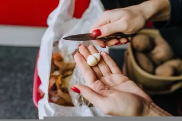 Chytré triky, jak snadno a bleskově oloupat vejce, česnek i brambory