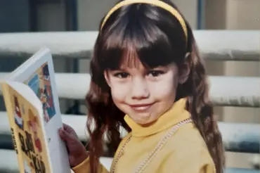 Poznáte hvězdu ze seriálu ZOO na fotce z jejího dětství? Oči má pořád stejné. Chytří na to přijdou hned
