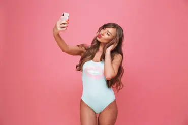 Influencerka ukazuje, jak se správně vyfotit a zároveň milovat své tělo. Odhalila realitu Instagramu