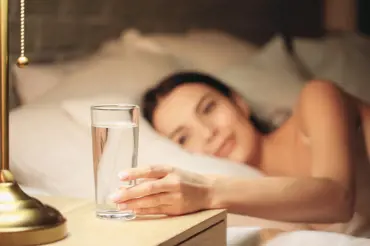 Pití před spaním je vyloženě špatný nápad: V čem škodí vašemu tělu?