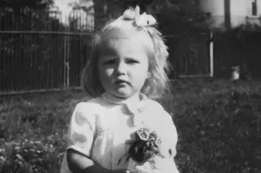 Tato holčička v pozdějším věku dobyla i Hollywood: Poznáte na 70 let staré fotografii českou herečku?