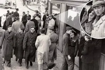 Fotografie z roku 1943 vyvolala na internetu šílenství. Identifikujete, co drží muž v ruce?