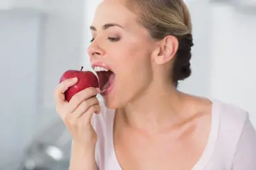 Co se stane s vaším tělem, když denně před spaním sníte jedno jablko. Zázrak