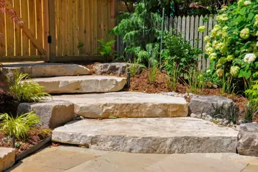 Jak na zahradě udělat schody za pár korun a bez malty: Využijte materiál z okolí