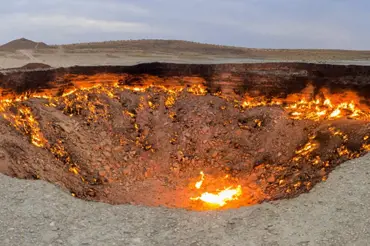 Turkmenistán se rozhodl uhasit „bránu do pekla“, obří kráter hoří téměř 50 let