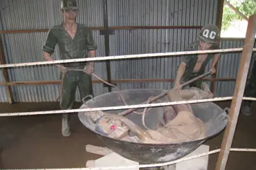V kokosové věznici ve Vietnamu se dalo umřít různými strašnými způsoby. Nejhorší byla tygří klec
