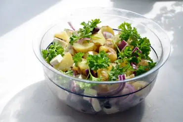 Pečený bramborový salát: Lepší a jednodušší podle šéfkuchařů neexistuje
