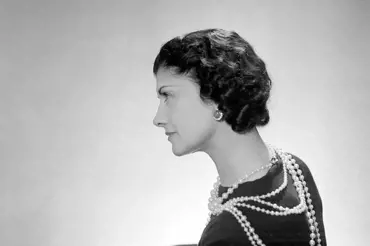 6 věcí, kterými Coco Chanel ženám usnadnila život. Děkujeme nejen za kalhoty