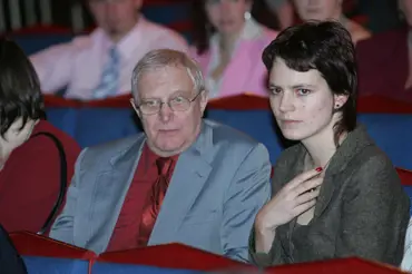 O 45 let mladší manželku si vyhlédl v divadle. Jiří Suchý prožil řadu tragédií, ale také lásku