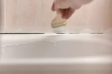 Chytré triky, jak snadno opravit odštípnutý smalt z vany nebo sprcháče