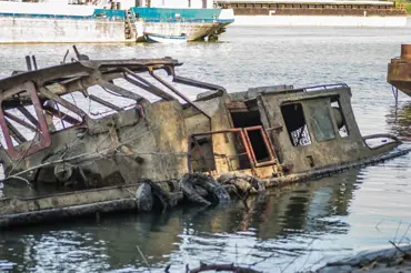 Vysychající Dunaj odhalil desítky obřích nacistických lodí plných výbušnin