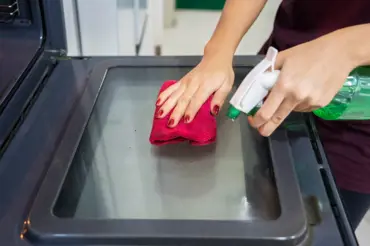 Geniální trik, jak rychle vyčistit sklo trouby: Skvělý je kypřicí prášek a ocet
