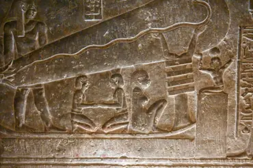 Reliéf v egyptském chrámu způsobil světovou senzaci. Tento předmět si vědci nedokážou vysvětlit