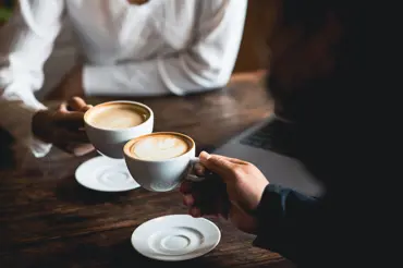 Když vám budoucí šéf nabídne kávu, dejte si velký pozor, jak zareagujete. "Kávový test" je velmi zákeřný