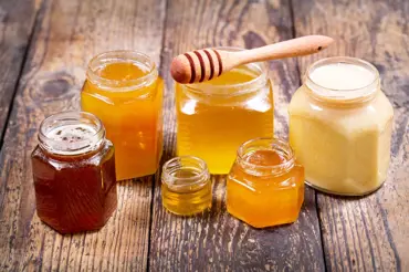 Triky profesionálních degustátorů medu: Podle čeho poznají, jak je med kvalitní