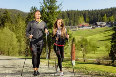 Chůze s holemi: 10 benefitů, díky kterým si nordic walking zamilujete!