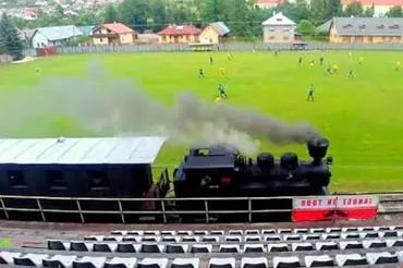 Slovenské fotbalové hřiště se stalo celosvětovým hitem internetu. Projíždí skrz něj parní vlak. Podívejte