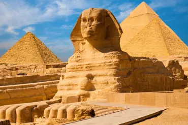 Egyptolog detekoval pod sfingou v Gíze skrytou komnatu. Vědci v ní očekávají objev století