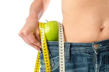 Jak dlouho trvá, než zhubneme 1 cm v pase? Zpomaluje nás pohlaví a další faktory