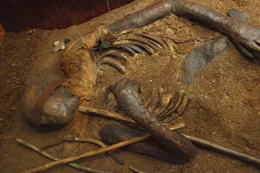 Vědci zrekonstruovali prastarou tvář „smutné“ mumie. Hoch z bažiny měl zlý osud