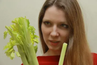 Nápoj z řapíkatého celeru a česneku brání rakovině a infarktu. Jak na něj?