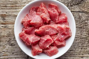 Koupili jste tuhé maso a bojíte se ho vařit? Díky těmto trikům z něj bude křehká pochoutka