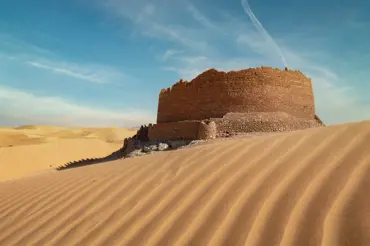 Stojí uprostřed pouště. Nikdo neví, kdy a kdo ji postavil. Pro vědce je záhadou