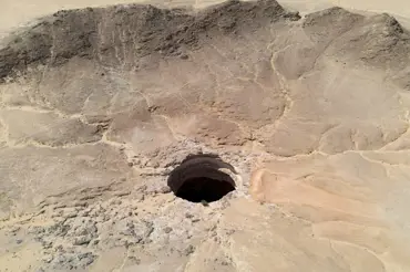 Vědci se spustili na dno vyprahlé pekelné studny v Jemenu. Našli pohádkový svět a užasli nad jeho krásou