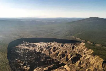 V Rusku se objevily záhadné obří krátery. Jsou hlučné a září. Jsou znepokojivé