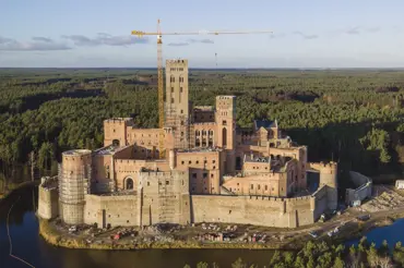 Miliardář v Polsku postavil uprostřed jezera v chráněné oblasti obrovský středověký hrad. Hrozí mu vězení