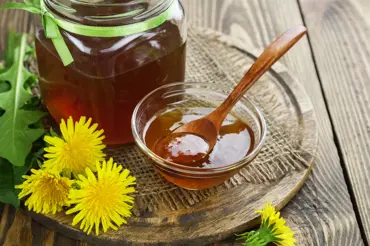 Pampeliškový med: Lžička denně pročistí ledviny i krev. Jak ho vyrobit nejlépe?