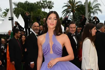 Odhalené zadečky a výstřihy až po pupík aneb Odvážná móda červeného koberce z Cannes