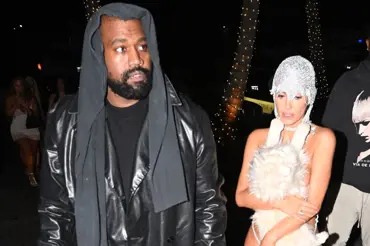 Nahota i protéza za 20 miliónů: Kanye West a Bianca Censori si libují v bizarních modelech