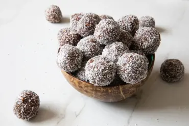 Pudinkové těsto na cukroví: Vytvořte z něj kokosové brambory i jahodové kytičky