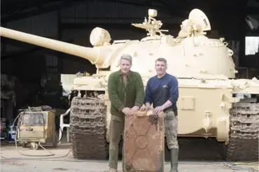 Muž koupil vyřazený starý tank. Otevřel nádrž a zažil šok. Ležel v ní poklad za 60 milionů korun