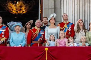 Královská oslava: Meghan opět porušila protokol, Kate řešila pád ze stoličky