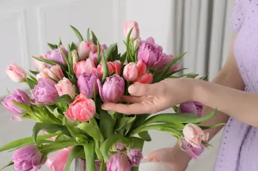 Jak oživit povadlé tulipány a zajistit, aby vydržely co nejdéle. Tyhle triky květinářek určitě neznáte