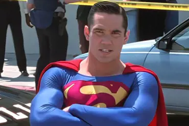 Vzpomínáte na fešného seriálového Supermana? Herec notně přibral, 28 let od natáčení vypadá jako kulička