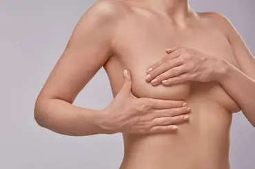 Ženská prsa nejsou tabu. Sahejte si na ně co nejčastěji, preventivně