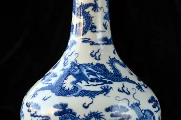 Muž si v kuchyni vystavil obyčejnou čínskou modrou vázu. Po letech zjistil, že má cenu milionů